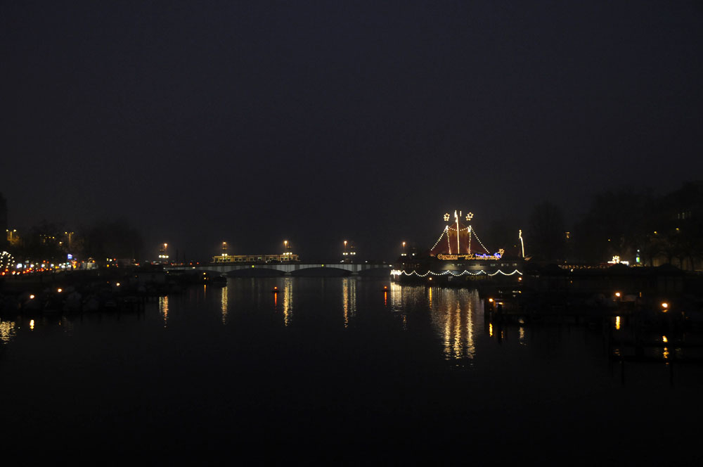 <br /><span class="tit">Zürich Nebel</span><span class="desc">Dezember 2011; Stadt Zürich; Abend-Nebel</span><br /><div class="meta"><span class="aperture" title="Blende">aperture: </span><span class="time" title="Zeit">time: </span><span class="iso" title="Empfindlichkeit">iso: </span></div>