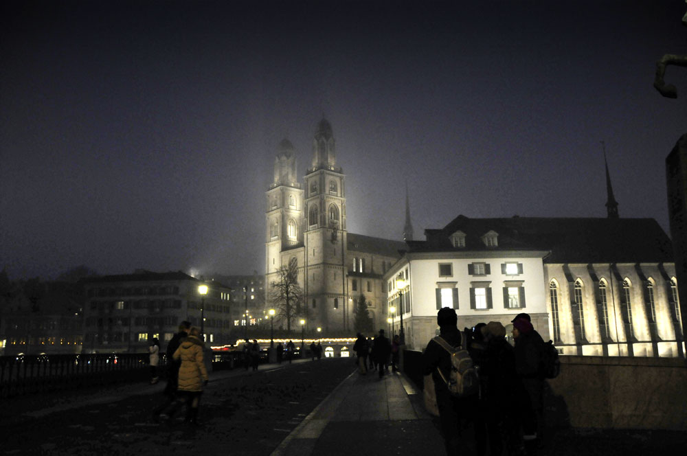 <br /><span class="tit">Zürich Nebel</span><span class="desc">Dezember 2011; Stadt Zürich; Abend-Nebel</span><br /><div class="meta"><span class="aperture" title="Blende">aperture: </span><span class="time" title="Zeit">time: </span><span class="iso" title="Empfindlichkeit">iso: </span></div>